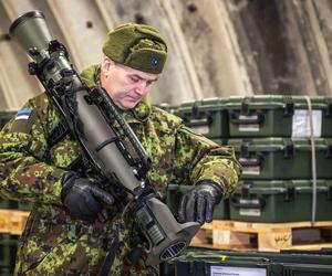 Estoński oficer z granatnikiem Carl Gustaf M4