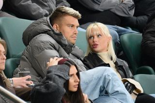 Zasępiony Kamil Piątkowski w towarzystwie pięknej Julii na trybunach Legii. Ich zaręczyny wywołały poruszenie