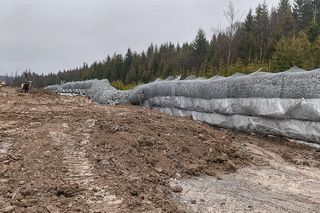 Prawdopodobnie przyczyną zawalenia się muru było celowe przecięcie koszy