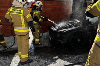 Myślenice. Pod kościołem spłonął luksusowy samochód. Bentley stanął w płomieniach