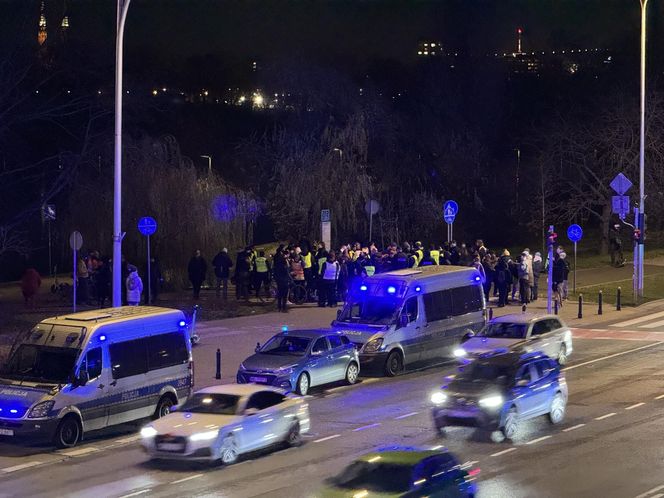 Warszawa. Ostatnie Pokolenie kontra policja. Kolejna próba zablokowania Wisłostrady [ZDJĘCIA].