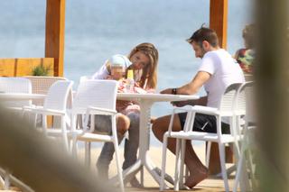 Joanna Koroniewska i Maciej Dowbor z dziećmi na plaży 