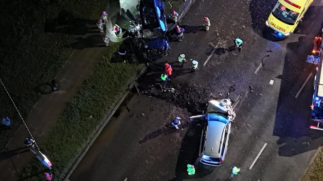  Tragedia na Modlińskiej. Dwie osobówki roztrzaskane. Są ofiary śmiertelne