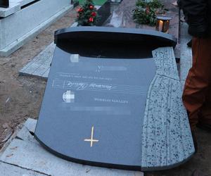 Żałobnik przewrócił pomnik na pogrzebie Kamińskiego