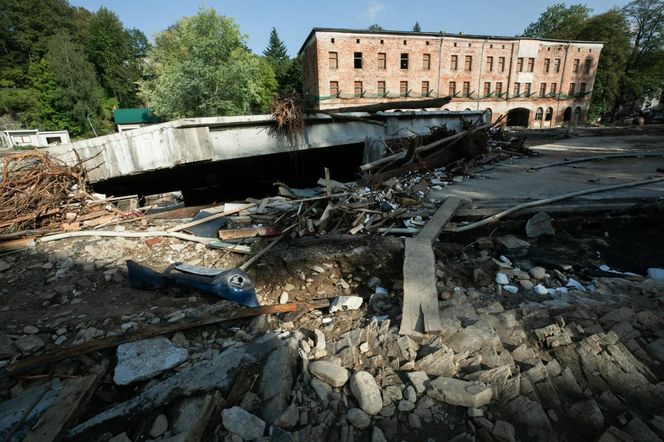 Sprzątanie po powodzi w miejscowości Lądek-Zdrój