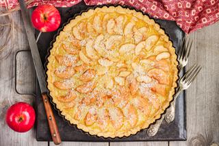Miodownik z jabłkami - sprawdzony przepis na pyszne ciasto na miodzie