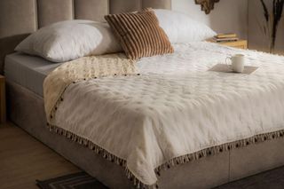 Większość wybiera źle! Oto, jak dobrać narzutę, żeby sypialnia wyglądała jak z katalogu