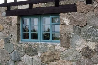 Dom z oknami skrzynkowymi