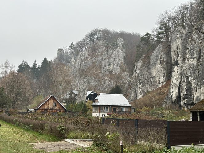 Najpiękniejsza wieś w Małopolsce zachwyca także jesienią. Leży na Szlaku Orlich Gniazd