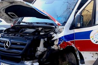 Wypadek w Bytomiu: Karetka zderzyła się z samochodem nauki jazdy. Są poszkodowani - ZDJĘCIA