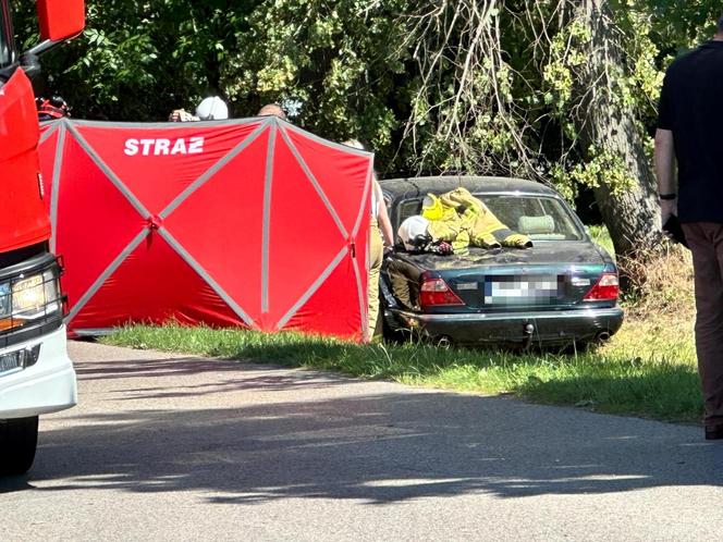 Emeryci wracali z pogrzebu, uderzyli w drzewo przy cmentarzu. Nie żyje jedna osoba