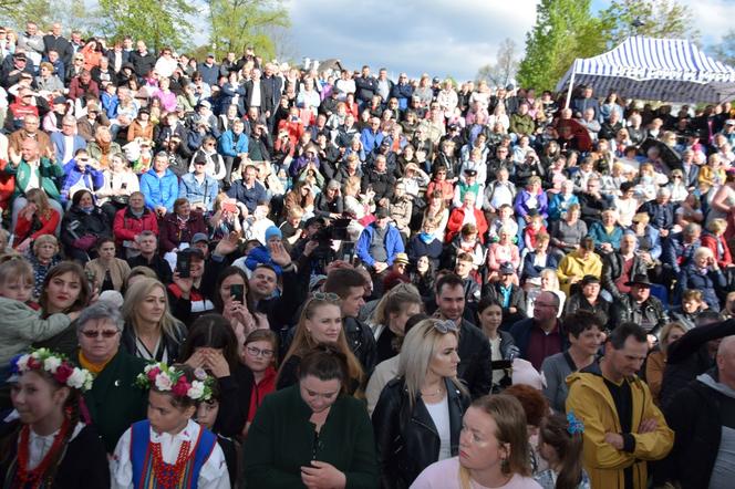 Takie tłumy na MAJÓWCE w Gminie Mirzec! Zabawa na całego i zespół BACIARY