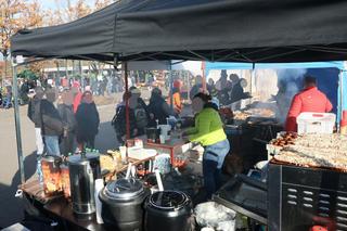 Nie do wiary, co sprzedają pod cmentarzami. Nie tylko wiązanki i znicze