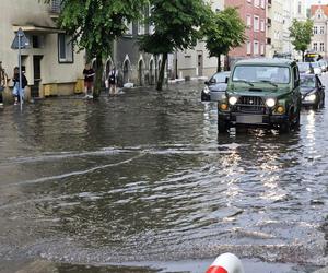 Nawałnica nad Gnieznem. Miasto zalały strumienie wody po ulewie i gradobiciu [ZDJĘCIA].