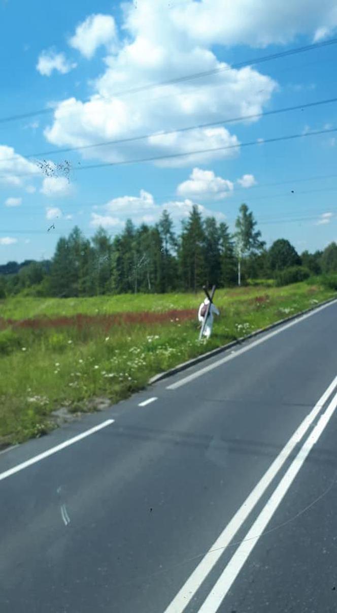 Jaworzno: Michał z krzyżem na plecach przemierza Polskę. Zaskakujący widok!