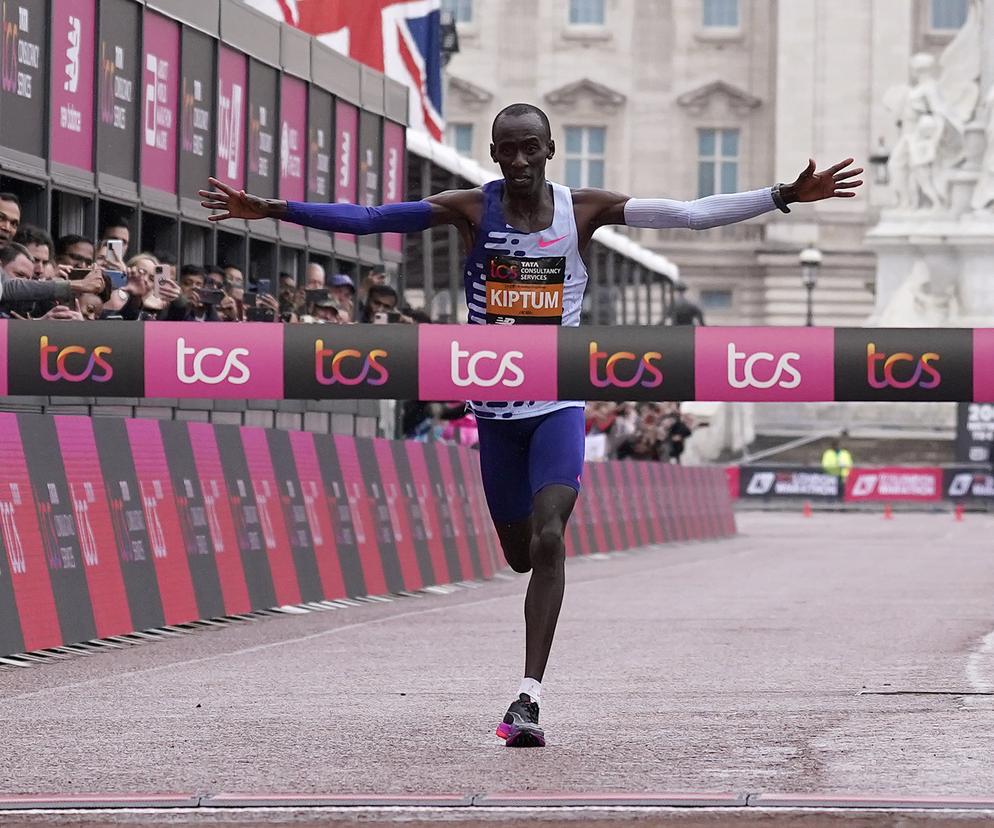 Kelvin Kiptum mija metę maratonu w Londynie (z tyłu fasada pałacu Buckingham)