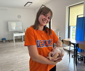 Wakacyjny patrol Eska Summer City w olsztyńskim oddziale Szkoły Policealnej Pascal