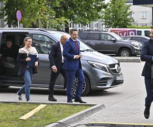 Wielkie wejście Trzaskowskiego do TVP. Zdjęcia uchwyciły każdy krok