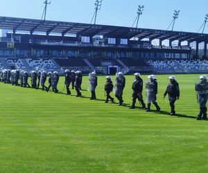 Wielu policjantów pojawiło się na stadionie Sandecji Nowy Sącz.  Wiemy co się stało!