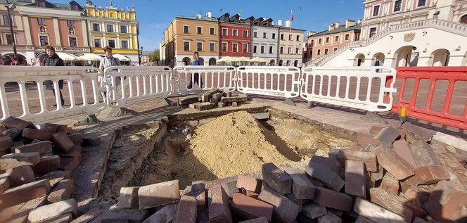 Dziura w płycie Rynku Wielkiego