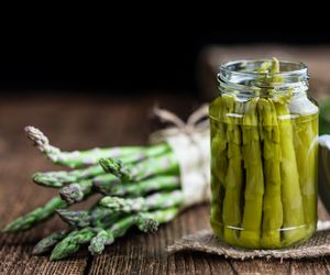 Szparagi w zalewie: domowe przetwory ze szparagów