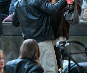 Maciej Musiał całował ukochaną na balkonie