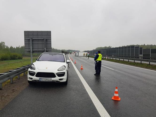 Kolizja na tarnowskim odcinku autostrady. Porsche nie dało rady ciężarówce