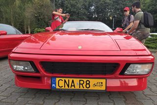 Klasyczna motoryzacja znów zachwyciła Bydgoszcz. „Bydgoskie Klasyki Nocą” przy Torbydzie