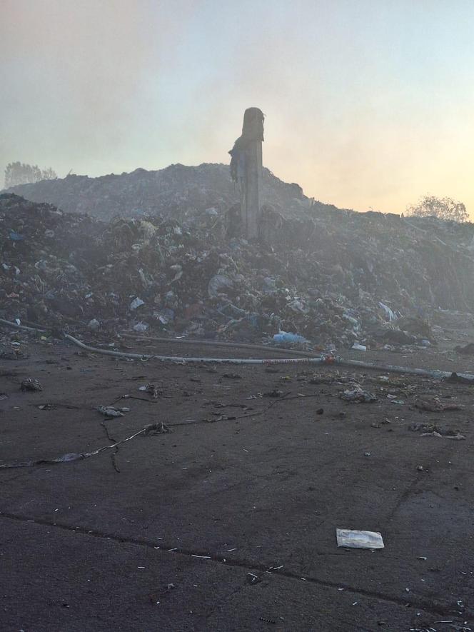 Ogromny pożar na terenie zakładu recyklingu odpadów w Rawiczu