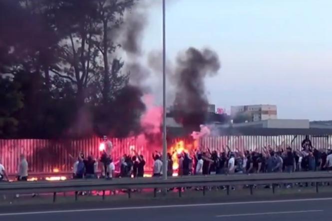 Katowice: Kibole Ruchu Chorzów palą flagę GKS Katowice [WIDEO]