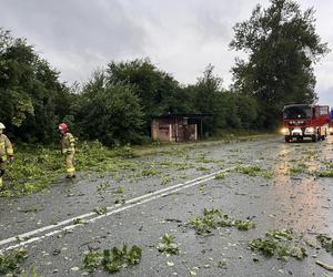 Burzowa noc w regionie Świętokrzyskim! Grad, połamane drzewa, zalane ulice