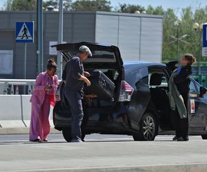 Anna Mucha z rodziną na lotnisku