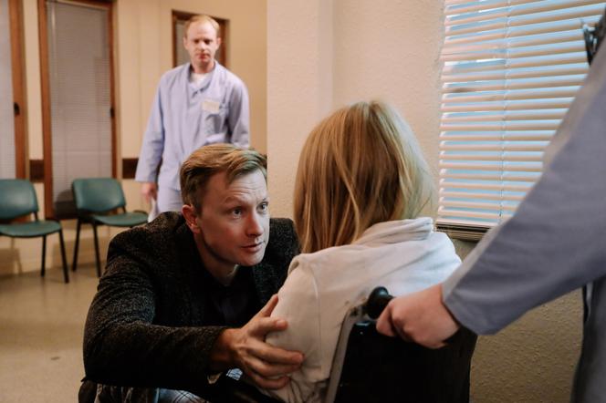 Na Wspólnej odc. 3386. Igor (Jakub Wesołowski), Elżbieta (Paulina Chapko), Kamil Hoffer (Kazimierz Mazur)