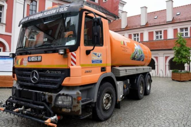 Nie tylko czystsze ulice ale też powietrze. Na drogi w Poznaniu wyjechały polewaczki