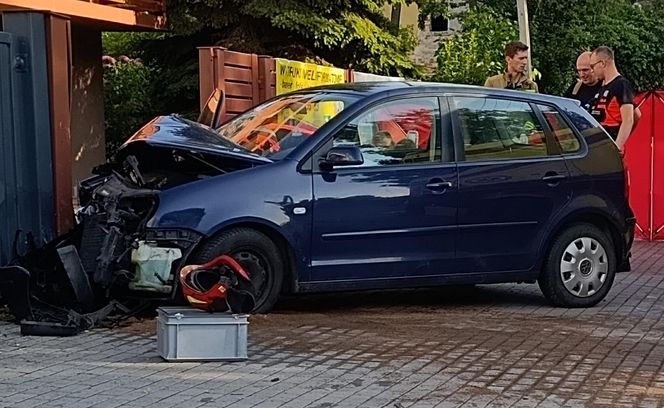 Rąbnął w ogrodzenie zabił pasażerkę