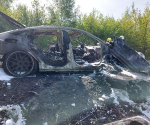 Pożar mercedesa w Lyskach. Auto całkowicie spłonęło