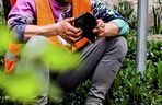 Tak wyglądają roboty drogowe w Ostródzie. Telefon zamiast łopaty. Ekipa rodem z memów