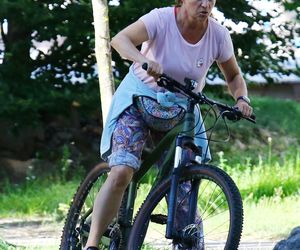 Ewa Drzyzga z mężem na rowerach. Operacje plastyczne nie są dla mnie!