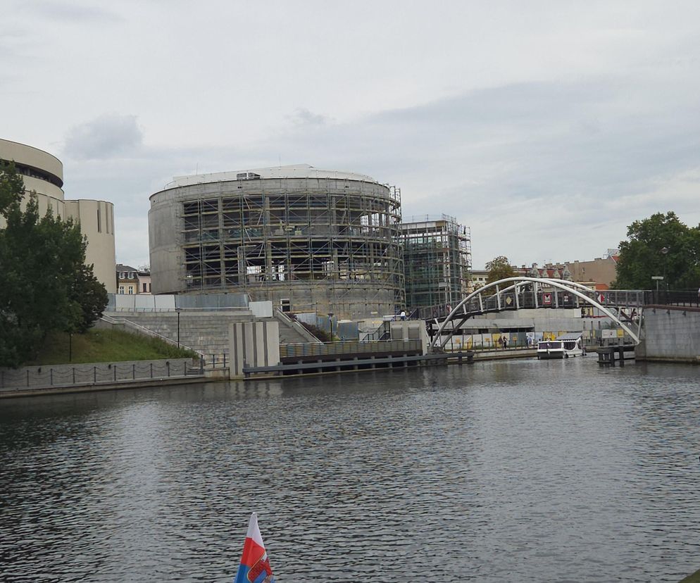 Szklana fasada Opery Nova nabiera kształtów. Rozbudowa wkracza w decydującą fazę!