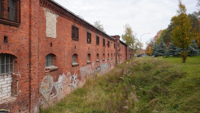 Koszary Dragonów zostaną zagospodarowane. Miasto wystawiło na sprzedaż jedną z nieruchomości [ZDJĘCIA]