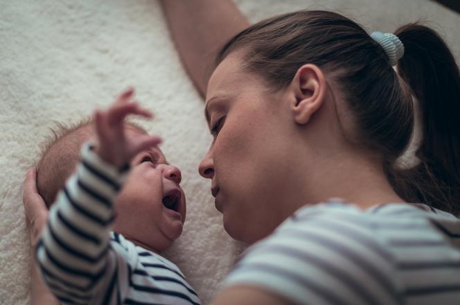 Dlaczego naukowcy radzą, by nie wstawać natychmiast do plączącego w nocy noworodka?