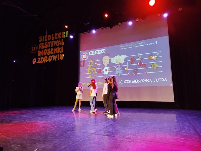 Propagowanie zdrowego stylu życia w tak wdzięcznej formie jak piosenka zyskało przez lata wielu zwolenników i co roku gromadzi chętnych do śpiewania.