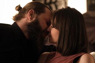 M jak miłość odc. 1796. Ania (Alina Szczegielniak), gangster Robert (Kamil Drężek)