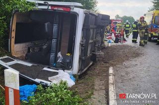 Autokar z dziećmi wylądował w rowie! Sześć osób rannych, droga zablokowana
