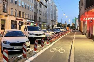 Słupkoza opanowała Wrocław. Wszystko przez to, że kierowcy parkują na ścieżce rowerowej 