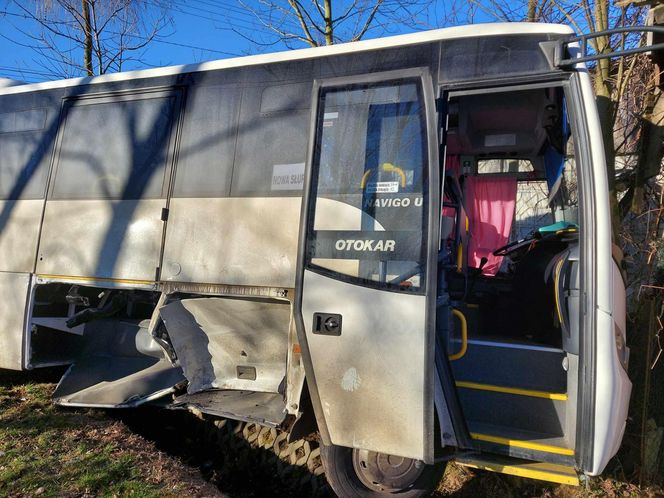 Zderzenie autobusu z autem osobowym w Rzepinku