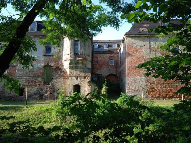 Zabytkowy dwór pod Wrocławiem na sprzedaż. Dawniej przyciągał znanych ludzi 