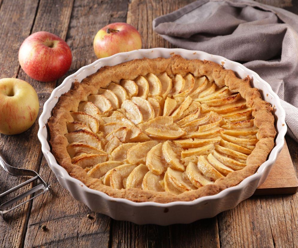 Słodka tarta z budyniem i jabłkami. Zachwycający deser na każdą okazję 