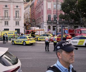 Katastrofa kolejki turystycznej! Wypadła z szyn i gruchnęła w budynek. Co najmniej 15 osób nie żyje!