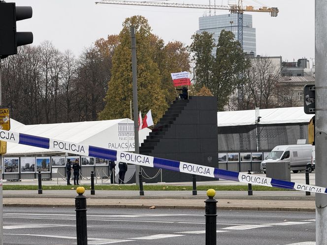 Incydent na placu Piłsudskiego w Warszawie. Mężczyzna wszedł na pomnik Ofiar Tragedii Smoleńskiej. „Zostanie w szpitalu”